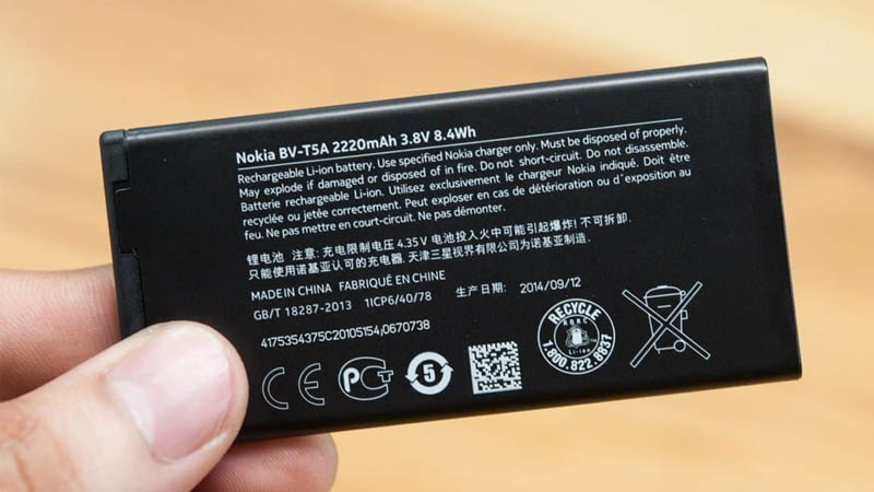 Th&aacute;o v&agrave; lắp lại pin điện thoại Lumia để tắt nguồn v&agrave; khởi động lại 