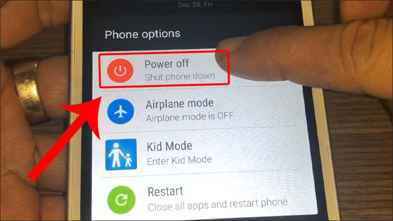 Nhấn giữ nút nguồn và chọn Power off để tắt nguồn điện thoại