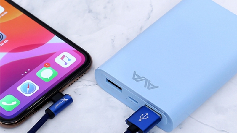 Vừa sạc pin dự ph&ograve;ng vừa d&ugrave;ng điện thoại được kh&ocirc;ng?