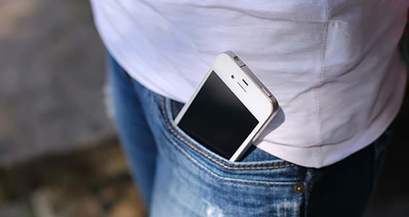 Tránh việc điện thoại bị cấn khi bỏ trong túi quần