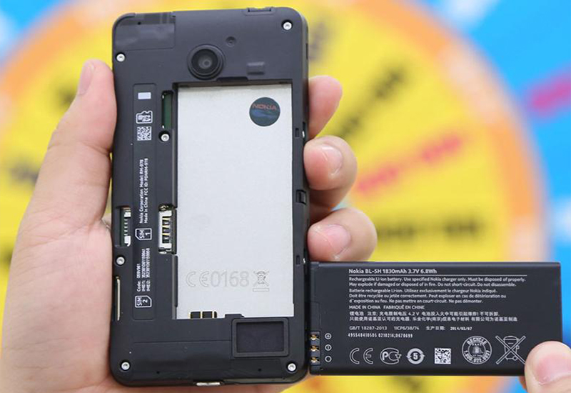 Th&aacute;o v&agrave; lắp lại pin để tắt nguồn