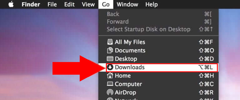 Chọn mục Downloads trên thanh Finder để mở file
