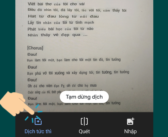 Chọn vào nút Dịch tức thì và đưa Camera đến đoạn văn bản mà bạn muốn dịch