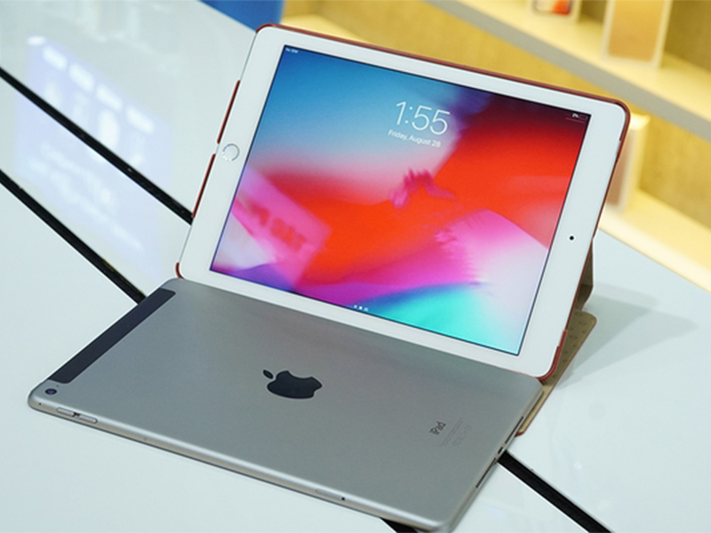 iPad Cellular c&oacute; dải nhựa kh&aacute;c m&agrave;u ở cạnh tr&ecirc;n hoặc dưới