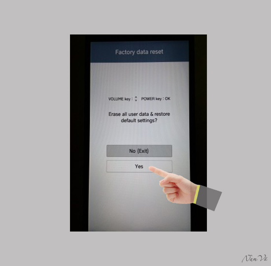 Màn hình factory data reset xuất hiện