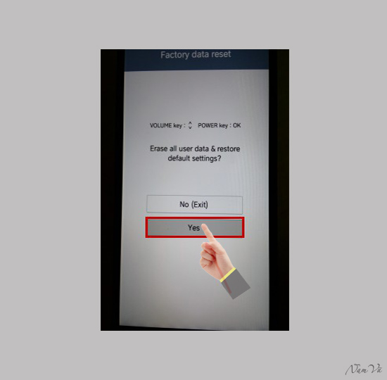 Bấm GIẢM ÂM LƯỢNG để di chuyển xuống, chọn Yes.