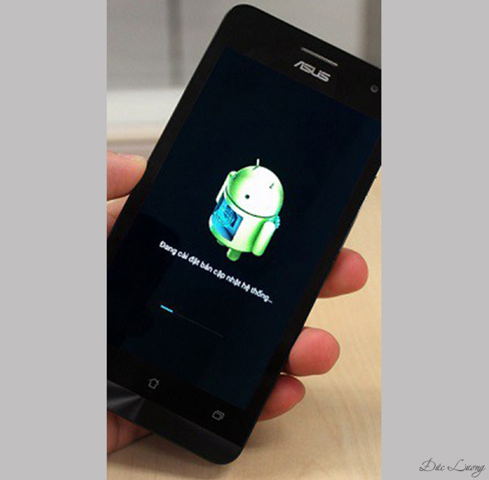 Đợi quá trình cập nhật diễn ra ít phút