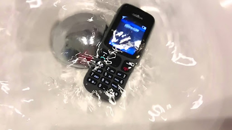 Điện thoại bị vào nước sẽ xảy ra hiện tượng chạm mạch