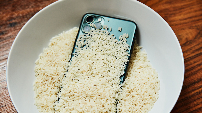 Đặt điện thoại vào trong bao gạo hoặc silica