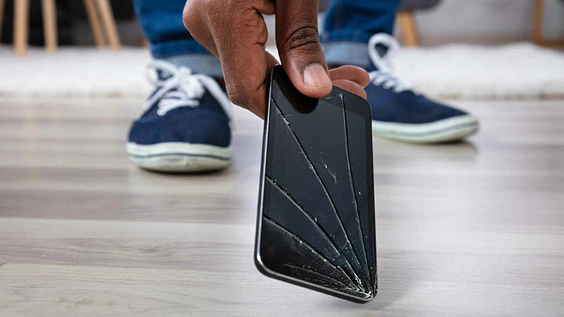 Việc làm rơi điện thoại có thể làm vỡ màn hình và hư hỏng các linh kiện bên trong