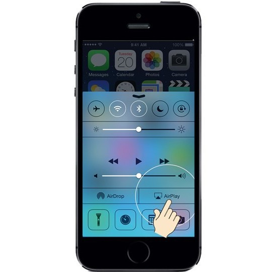 Trên iPhone 5S từ màn hình chính, bạn vuốt từ dưới lên chọn vào "AirPlay".