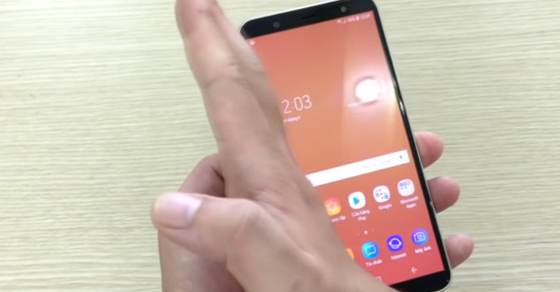 Vuốt lòng bàn tay để chụp hình trên Samsung Galaxy J6