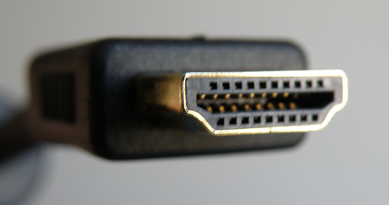 Thay dây HDMI khác để khắc phục lỗi tivi không có tín hiệu