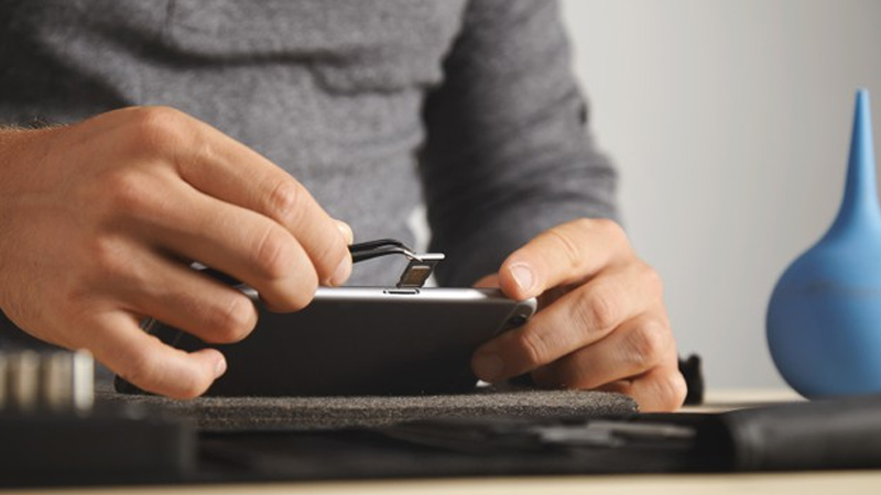 Tháo SIM để vệ sinh và lắp lại SIM