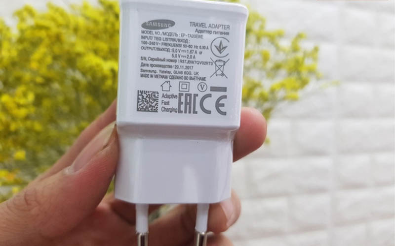 Mặt sau của bộ sạc nhanh c&oacute; d&ograve;ng chữ Adaptive Fast Charging