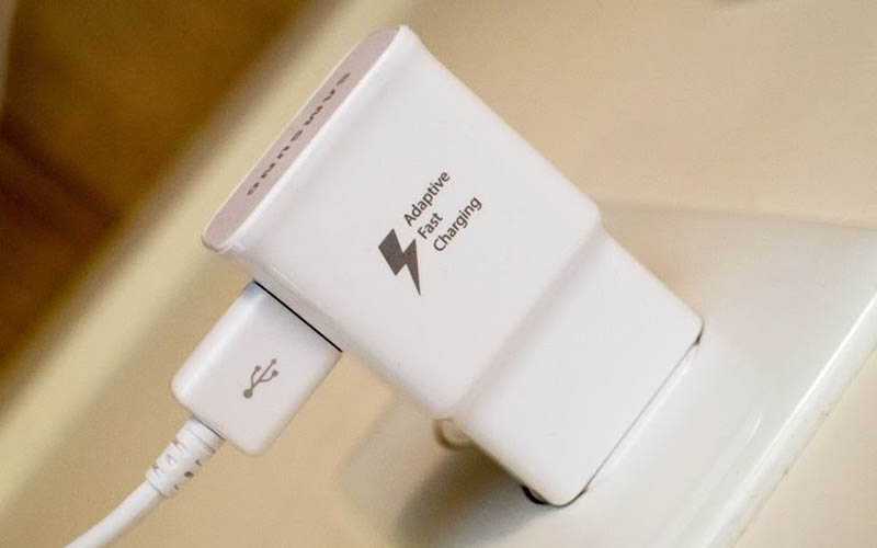 Mặt trước của bộ sạc được in d&ograve;ng chữ Adaptive Fast Charging