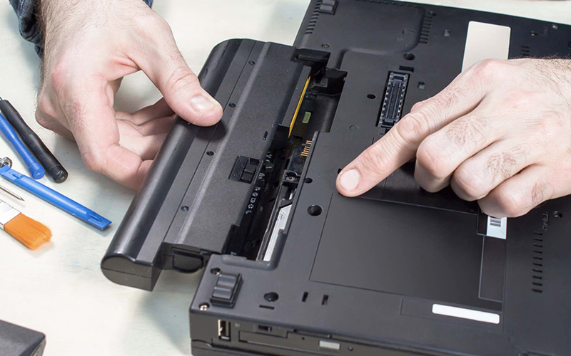 Tháo lắp pin máy tính để sửa lỗi