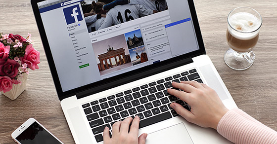 Liên kết 2 tài khoản Facebook được không? Cách lưu dữ liệu Facebook cũ