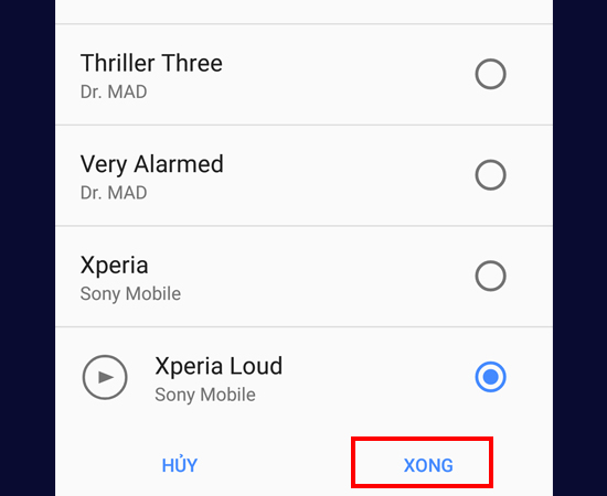 Bước 4: Danh sách nhạc chuông mặc định xuất hiện trên màn hình. Hãy chọn nhạc chuông bạn yêu thích rồi sau đó chọn XONG.