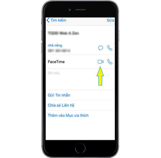 Bạn vào danh bạ, chọn người liên lạc dùng FaceTime, chọn vào biểu tượng camera.
