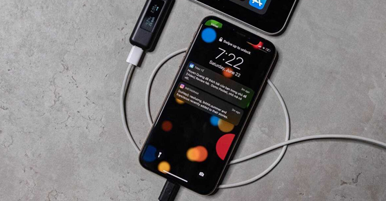 iPhone vừa sạc vừa dùng có sao không? Có ảnh hưởng đến pin không?