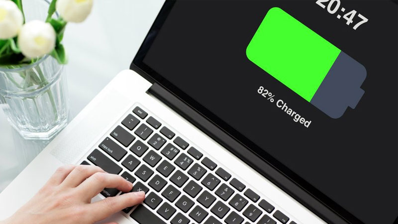  Vừa sạc pin vừa d&ugrave;ng laptop c&oacute; sao kh&ocirc;ng?