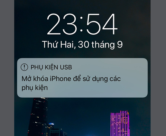 Bước 2: Sau đ&oacute; tr&ecirc;n điện thoại của bạn sẽ xuất hiện bảng th&ocirc;ng b&aacute;o mở kh&oacute;a m&agrave;n h&igrave;nh. Bạn c&oacute; thể mở kh&oacute;a bằng v&acirc;n tay hay nhập mật khẩu.