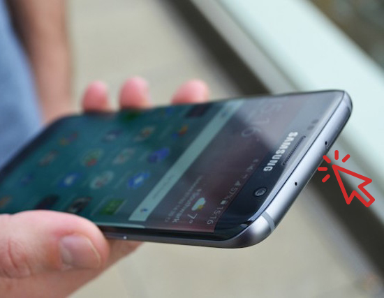 Đầu ti&ecirc;n c&aacute;c bạn sẽ nh&igrave;n kỹ tr&ecirc;n đỉnh đầu của m&aacute;y sẽ c&oacute; một lỗ nhỏ.