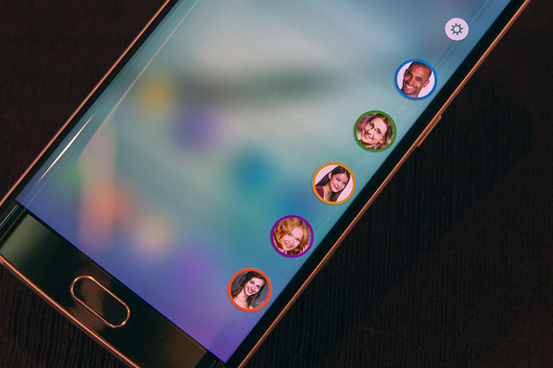 Danh bạ ở  màn hình cạnh Samsung Galaxy S7 Edge