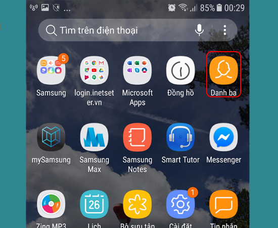 Bước 1: Đầu tiên bạn vào Danh bạ.