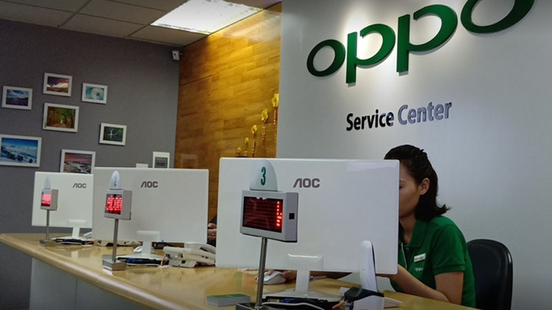 Bạn có thể ra trung tâm bảo hành OPPO để nhờ nhân viên giúp cập nhật phần mềm