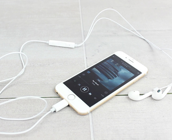 Có một điều đặc biệt hơn nữa là Apple đã có trình làng tai nghe riêng với thiết kế dường như 