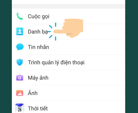 Bước 2: Tiếp theo các bạn hãy bấm vào Danh bạ