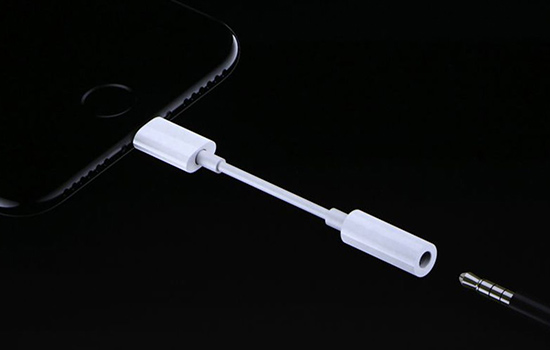 apdapter chuyển từ cổng Lightning sang cổng 3.5mm