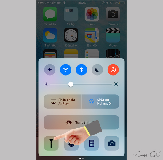 Tiếp theo với những dòng máy hỗ trợ 3D Touch bạn sẽ chậm giữ vào "Đèn Pin".