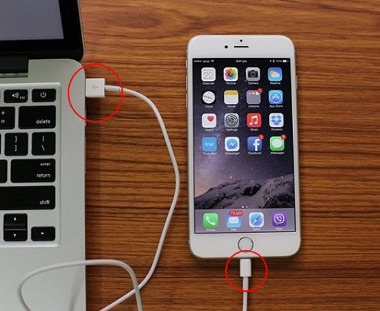 Bước 1: Kết nối iPhone với máy tính thông qua cáp USB.
