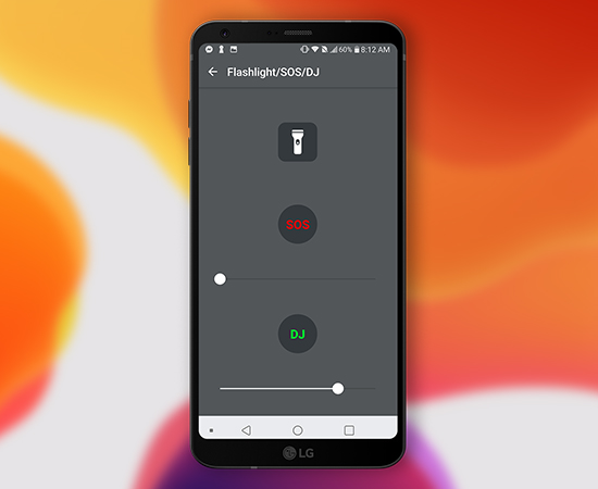 Ứng dụng còn cung cấp thêm tính năng đèn Flash rất hữu ích như SOS và DJ.