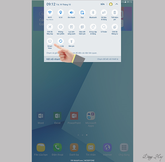 Bước 1: Vuốt từ trên màn hình và bật 