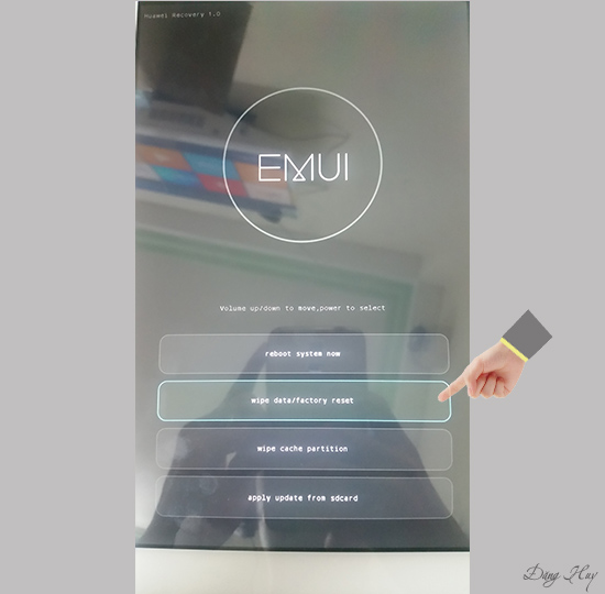 Bước 2: Dùng âm lượng giảm di chuyển xuống Wipe data/factory reset và dùng phím nguồn để chọn.