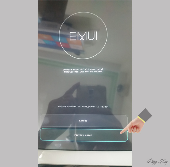 Bước 3: Dùng âm lượng giảm di chuyển xuống Factory Reset  và dùng phím nguồn để chọn.