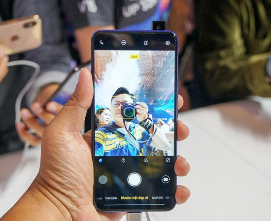 3. Ưu điểm của nhận diện khuôn mặt.  - Với camera, khi nhận diện khuôn mặt của bạn sẽ tự động lấy nét và làm sáng, cho bạn được bức ảnh tốt nhất, bên cạnh đó bất kể khi bạn quay video thì chân dung của bạn sẽ được tô điểm sắc nét hơn và rõ ràng hơn mà không cần phải điều chỉnh tay thủ công.