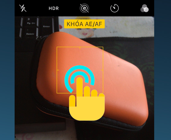 Bước 3: Cuối cùng bạn bấm giữ vào vị trí muốn khóa nét và khóa sáng cho đến khi xuất hiện chữ Khóa AE/AF.