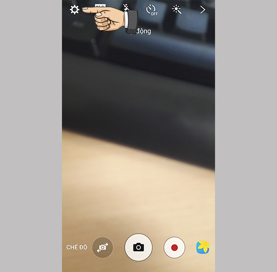 mở camera trước lên > chọn bánh răng