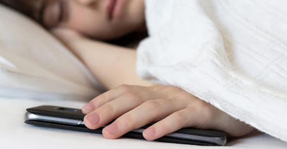 Nằm đè lên điện thoại có sao không? Xem ngay để biết câu trả lời