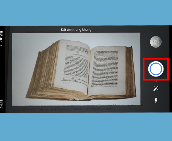 Bước 2: Sau khi khởi động xong, nhấp chọn nút chụp (nút trắng tròn lớn bên phải) và màn hình sẽ hiển thị 4 chấm tròn trên ảnh.