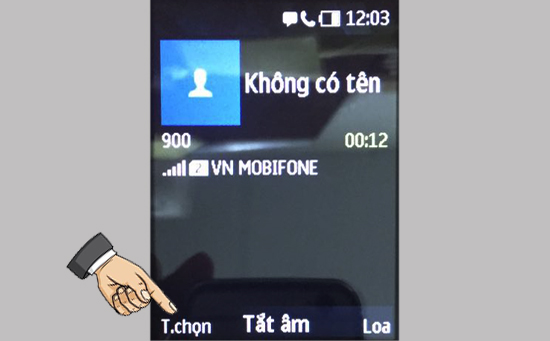 Ngay khi cuộc gọi bắt đầu được thực hiện, bạn ấn Tùy chọn