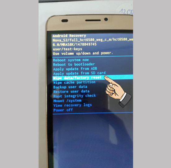 Bước 2: Chọn Wipe data/factory reset.Lưu &yacute;: D&ugrave;ng ph&iacute;m AL tăng giảm để di chuyển, ph&iacute;m Nguồn để chọn.