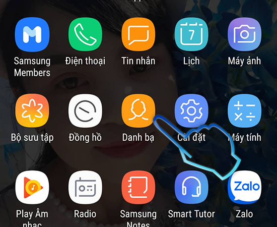 Bước 1: Vào danh bạ.