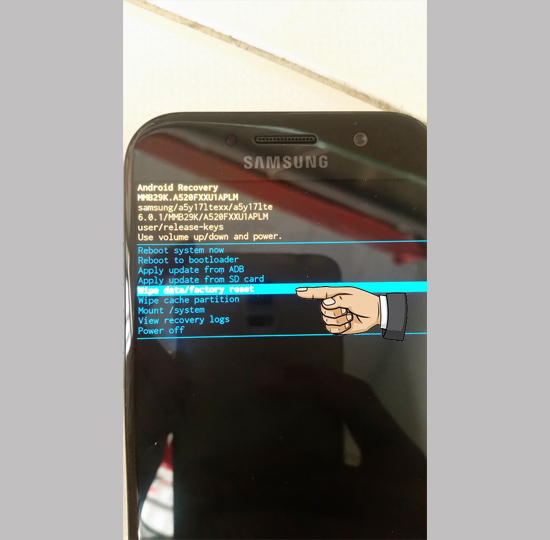 Chọn Wipe data/factory reset.Lưu ý: Dùng phím AL tăng giảm để di chuyển, phím Nguồn để chọn.