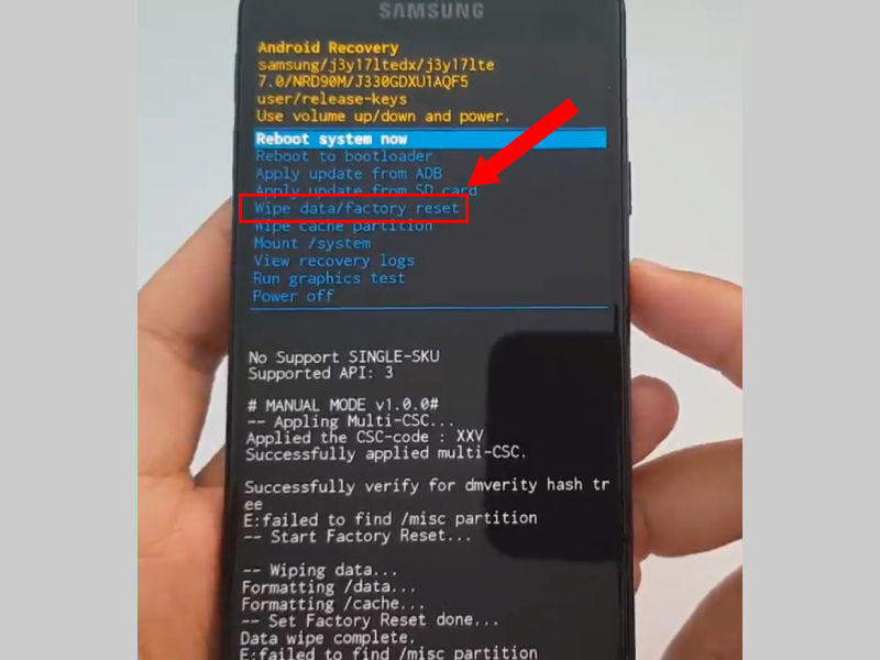 Chọn Wipe Data/ Factory Reset